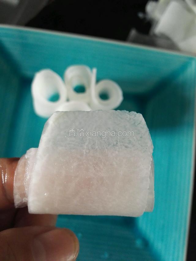 一片片缠绕食指上打成卷，如图