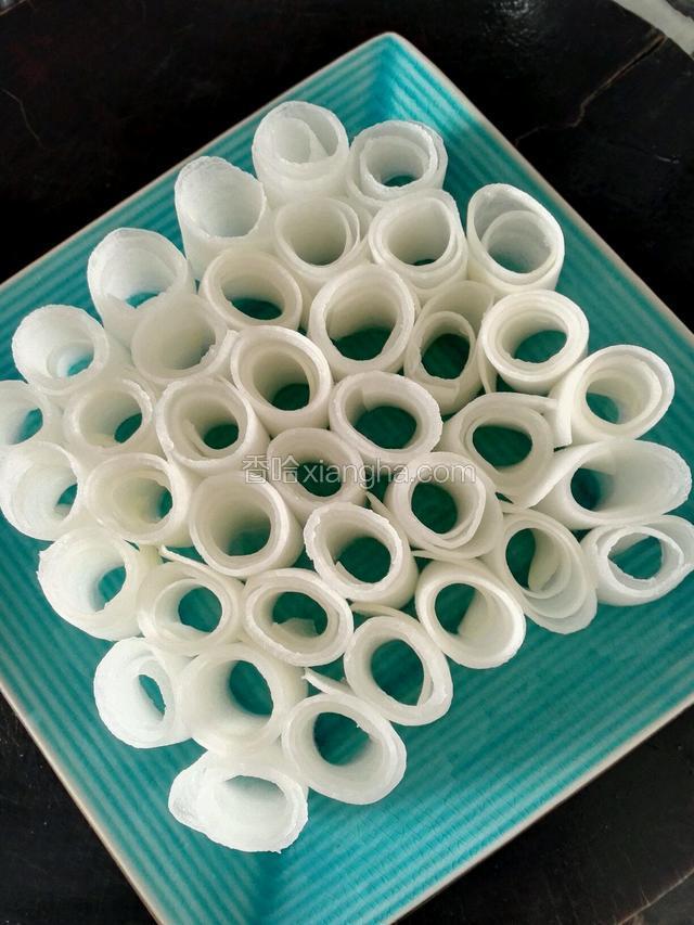 打卷的萝卜片竖着摆盘如图