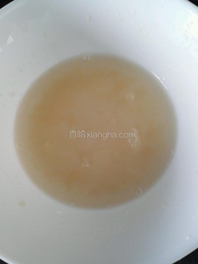 调蜂蜜和白醋调成汁浇在萝卜上