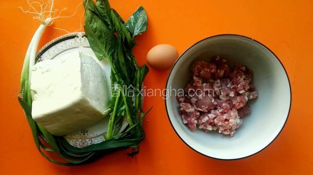 糯米提前一晚水泡，次日去水控干备用；所有食材洗净。