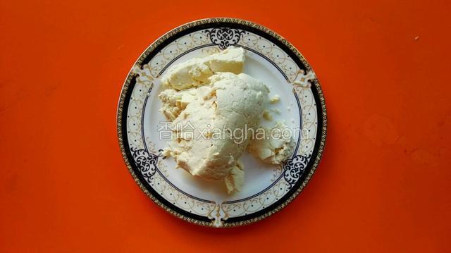 豆腐用纱布包好挤出水分备用。