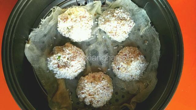 肉馅做成丸子形（大小自定）后，放入装糯米碗中，粘满糯米后摆蒸锅上，每个之间留点间隙，晾至10分钟再蒸。