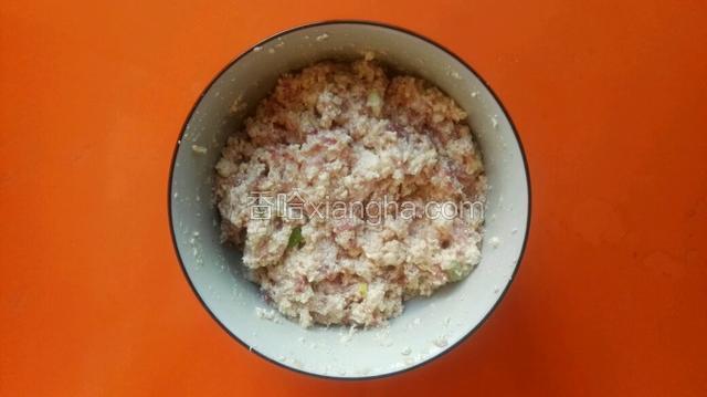 猪肉馅加橄榄油、十三香、盐、料酒、淀粉，一个方向搅拌均匀；加豆腐继续搅拌均匀。