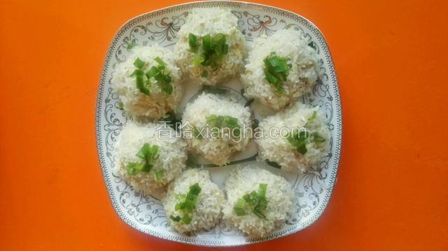 大火蒸20分钟后关火，开盖冷却1分钟，在每个糯米团上洒上葱未。