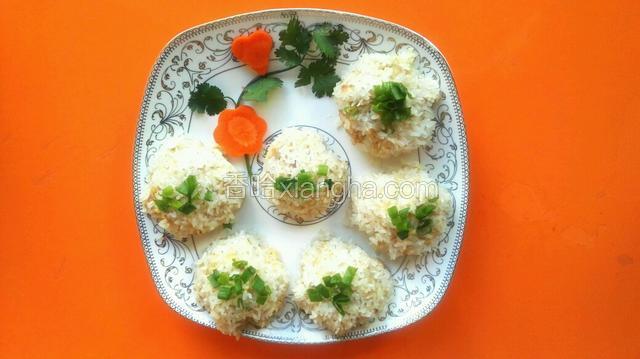 装饰一下摆盘，即可上桌食用。