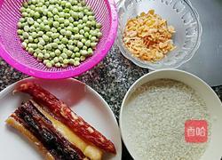 豌豆腊味糯米饭的做法图解1