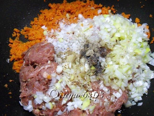 把过油的胡萝卜、羊肉馅、葱碎、花椒、盐和一起拌匀（我直接就在锅里拌了）