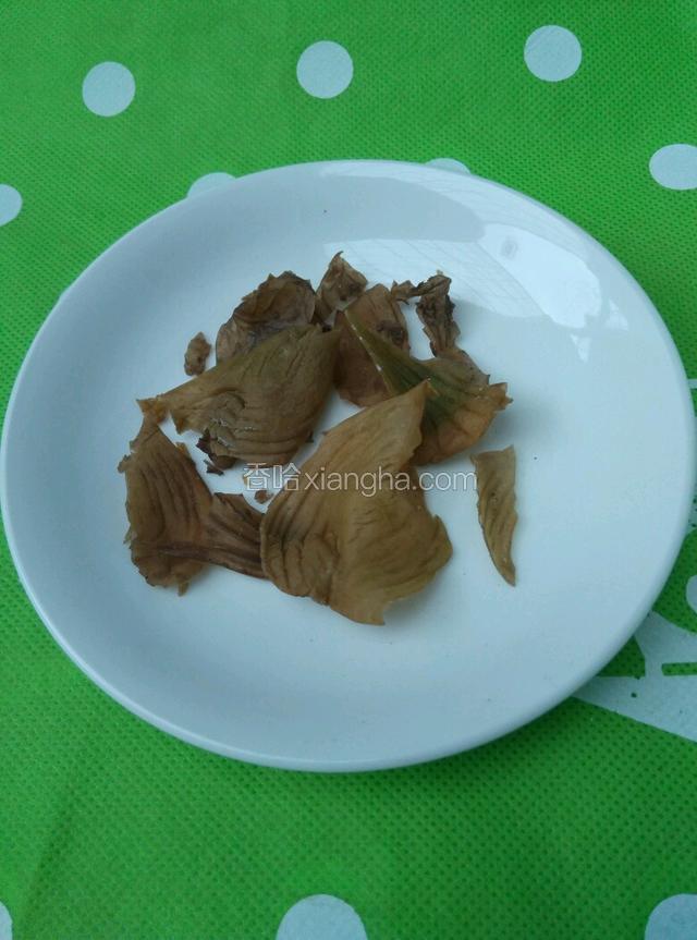 鸡内金2个自然风干，干透了一掰就碎。（妈妈平时杀的鸡攒的两个鸡内金！）