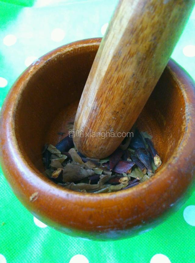 把炒熟的牙椒和风干的鸡内金一起捣碎备用。（煎饼的时候一次少放点。）