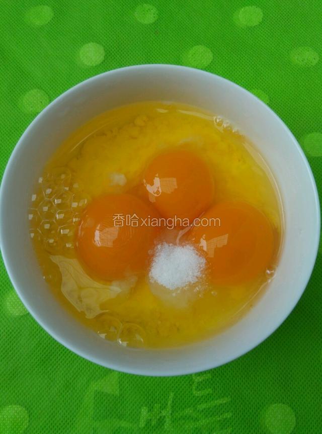 把鸡蛋打入玉米面粉中，加10克食盐！