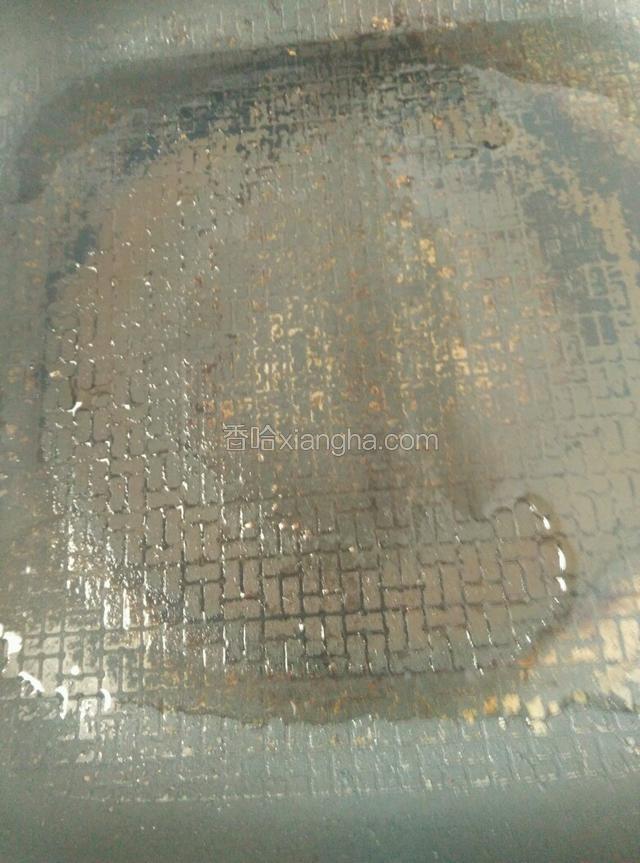 电热锅烧热加100ml花生油。