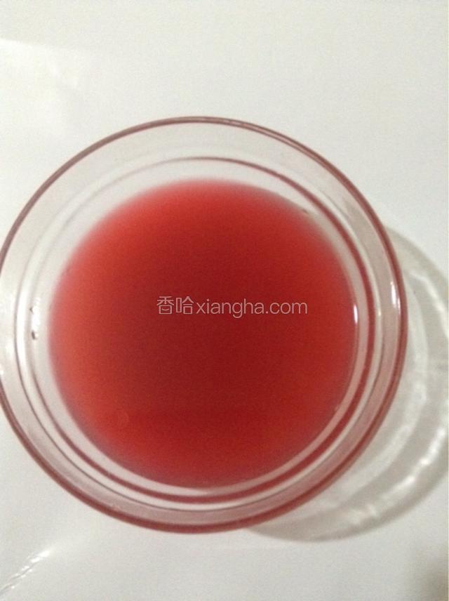 看颜色粉粉的，加入适量白糖和盐，可以根据自己的口味添加。
