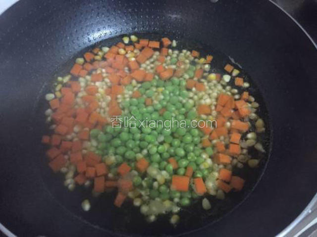 最后放入豌豆焯水半分钟，