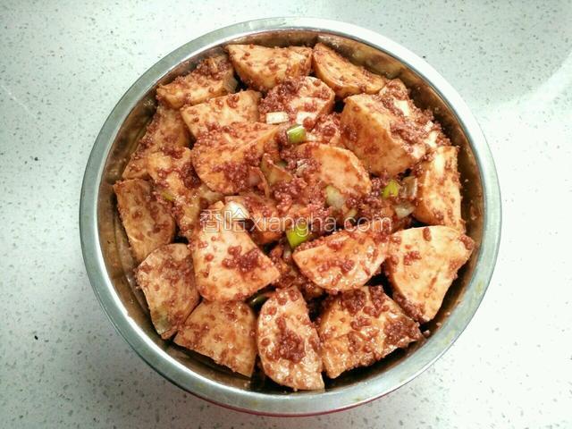 香芋铺在排骨上面。