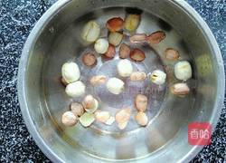 白莲花生汤的做法图解2
