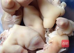 莲藕猪蹄汤的做法图解1