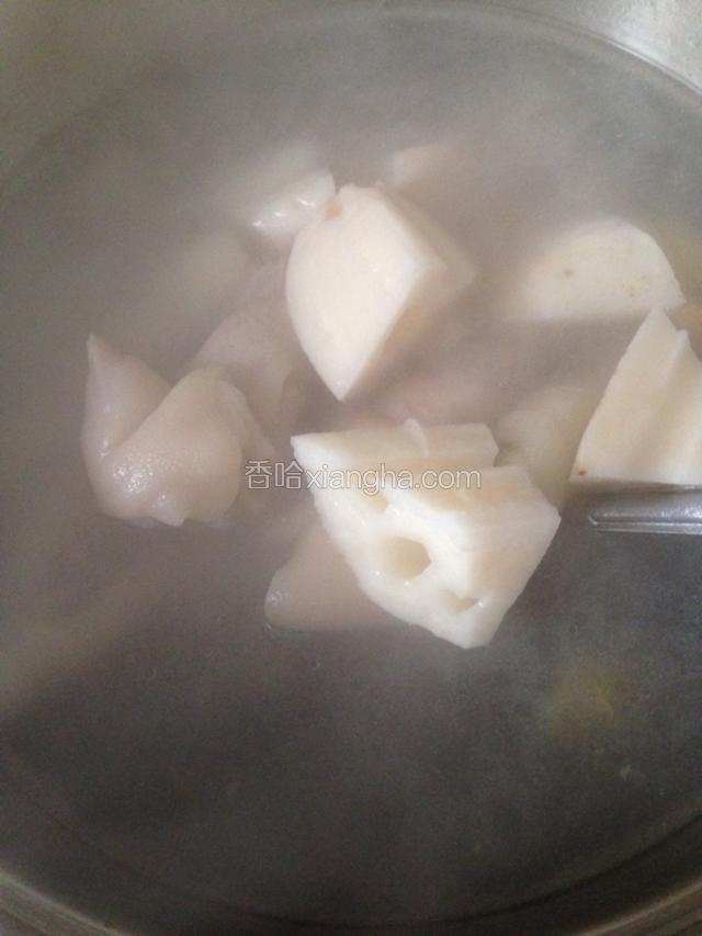 加入莲藕，大火煮开，再转小火炖一个小时。