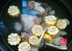 玉米天麻大骨汤的做法图解5