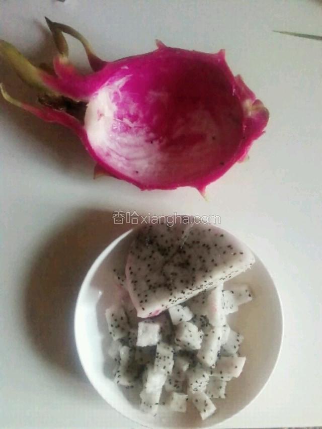 火龙果切成小块，彩椒也切成小块备用