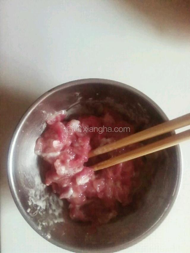 里脊肉切成丁加一个鸡蛋清用淀粉拌匀