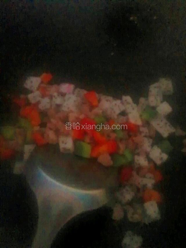 加入火龙果丁，快速翻炒出锅