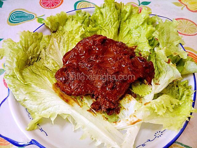 牛排盛出放在生菜盘中