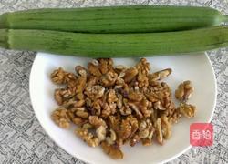 核桃仁炒丝瓜的做法图解1