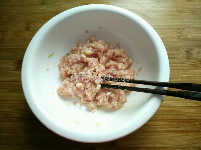 朝一个方向搅拌至上劲。