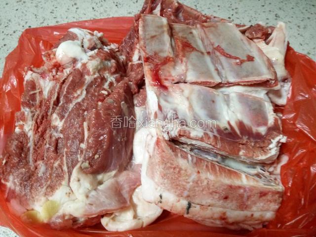 挑选羊肉，如果是红烧我建议买带有排骨的羊肉比较好。
