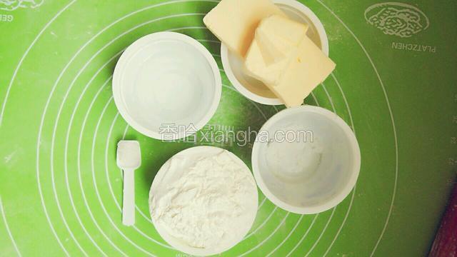 准备所需材料，黄油25克面粉里，大块65克做酥