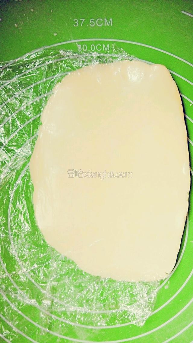 然后擀成薄片备用