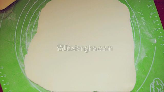 擀成面片，形状随意，能包上黄油即可