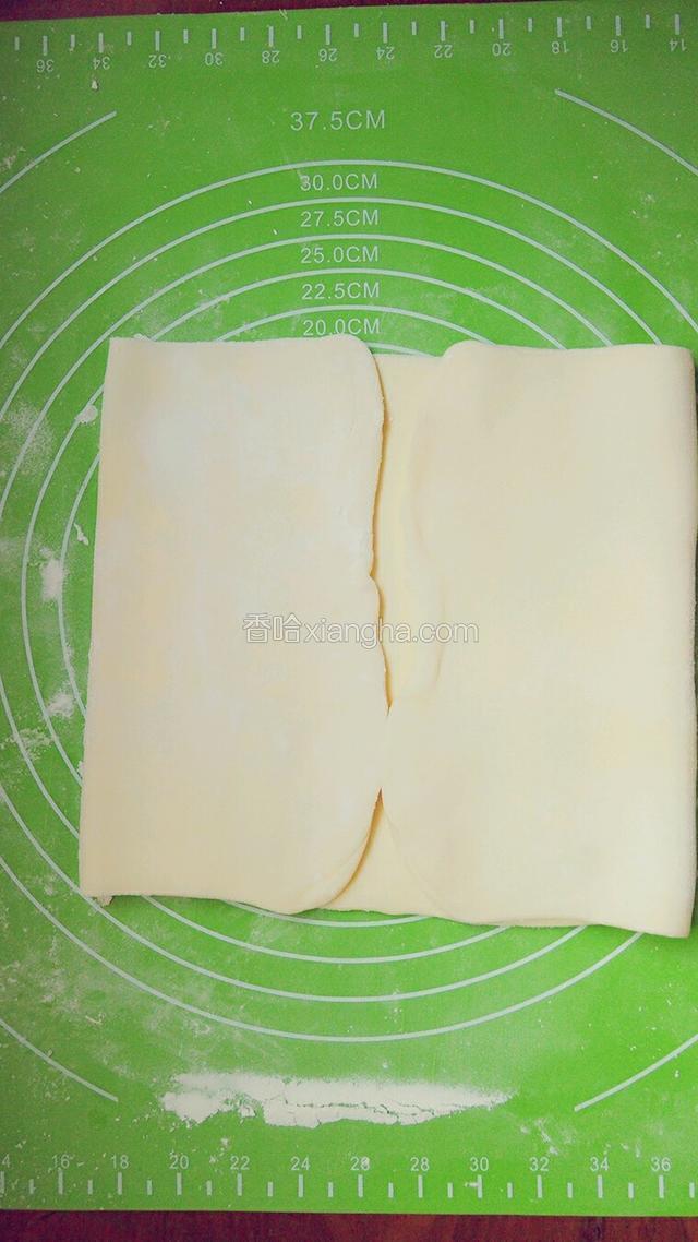将两边向中心线对折