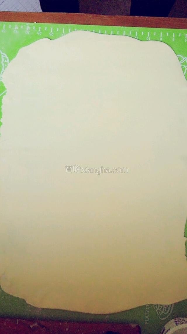 擀成厚度3mm的长方形