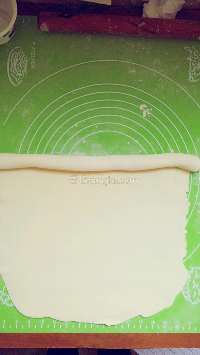 从上到下卷起来，记得要卷紧