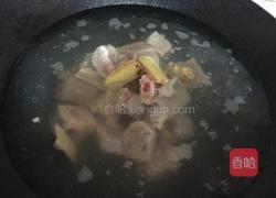 玉米连藕排骨汤的做法图解2