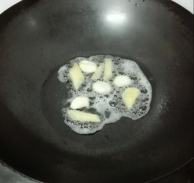 洗干净锅烧热放点油把姜片，蒜粒放下去扁出香味。