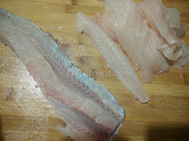 单买草鱼背，洗净，用刀剔下白色的肉（三斤原料能剔下两斤白色鱼肉），红色肉和皮会影响成品色泽，留着做菜吃