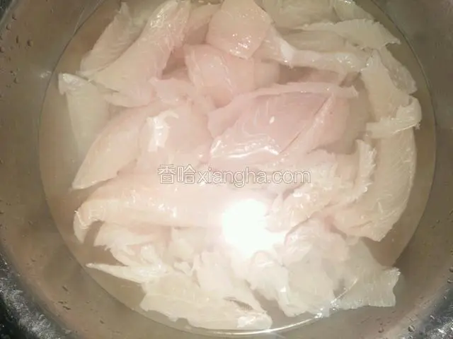 剔好的肉片泡清水十分钟去血水，其间换水两次（这样做出的鱼糕才白）