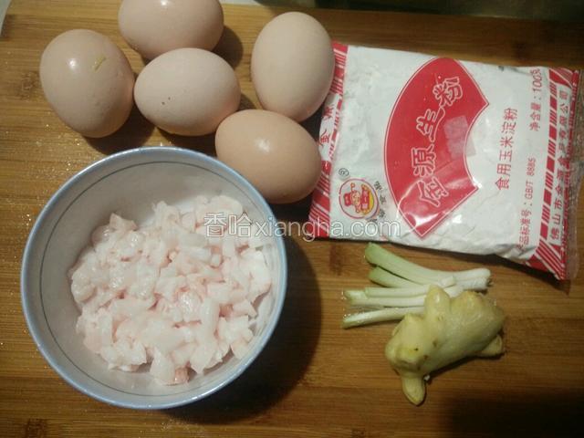 泡鱼肉的时间准备配料:生粉2两，鸡蛋5个，生姜葱白，切好碎粒的肥膘肉