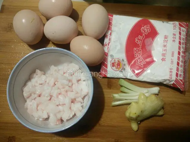 泡鱼肉的时间准备配料:生粉2两，鸡蛋5个，生姜葱白，切好碎粒的肥膘肉