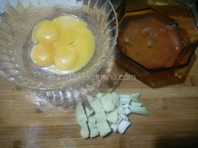 分离蛋清和蛋黄，姜葱改下刀