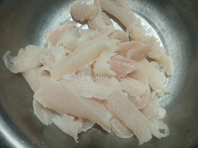 泡好的鱼肉捞起控水