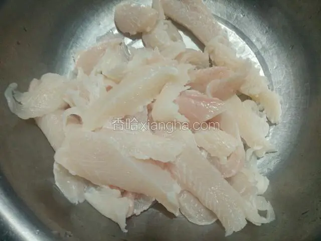 泡好的鱼肉捞起控水