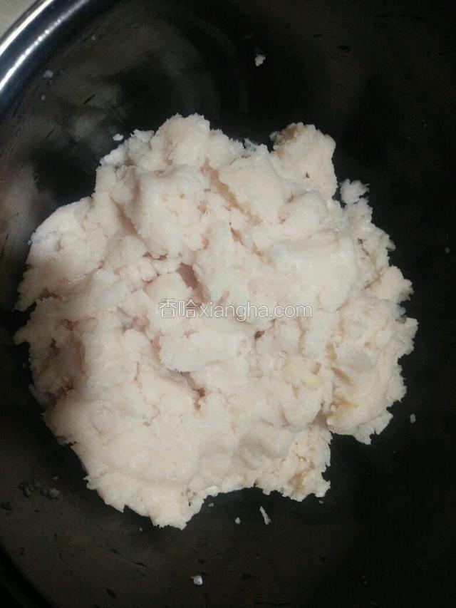 与生姜葱白一起入料理机打成鱼泥（不怕累的可以手工剁），并将没打碎的鱼刺清理出来，方便食用