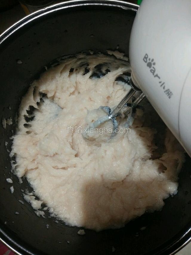 用打蛋器将分好的蛋清分次打入鱼泥（在香哈兑换的打蛋器派上用场了，如果手工搅打上劲就太费事了）