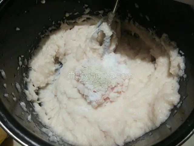 生粉用半斤清水化开，分次打入鱼泥后，加切好的肥膘粒，适量盐，胡椒粉，继续搅打