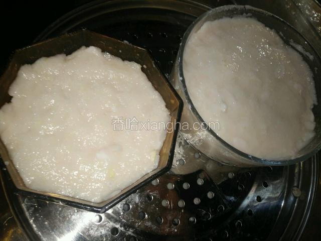 蒸锅坐水，将鱼泥分装入抹了油的模具（蒸鱼糕有专门的模具，我没有，就用耐热玻璃碗了），适当按压，手沾清水抹平表面（打好的鱼泥很粘，沾水防粘），入蒸锅大火蒸开锅转中火十五分钟