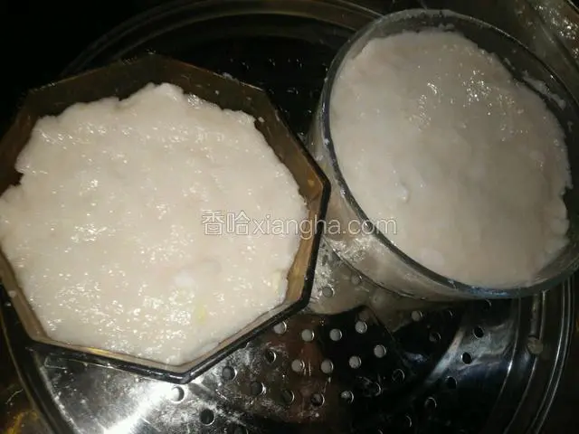 蒸锅坐水，将鱼泥分装入抹了油的模具（蒸鱼糕有专门的模具，我没有，就用耐热玻璃碗了），适当按压，手沾清水抹平表面（打好的鱼泥很粘，沾水防粘），入蒸锅大火蒸开锅转中火十五分钟