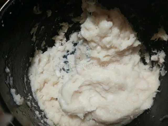 直到鱼泥开始往打蛋器上粘，打不动了，打发完毕